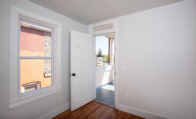 Building Photo - 333 S Ann St