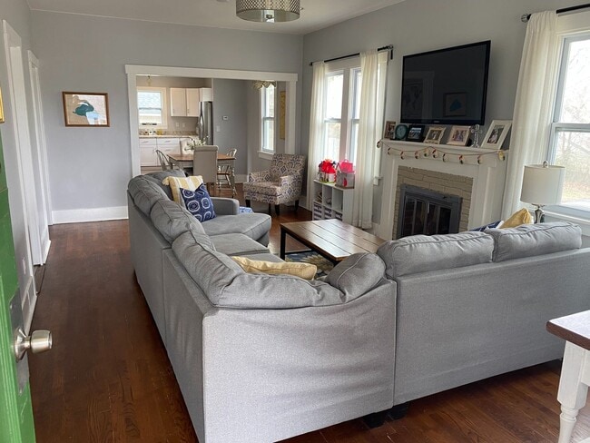 Building Photo - Single Family Home Available August 5th!