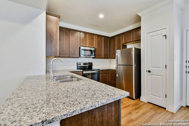 Building Photo - Stunning Duplex Located in New Braunfels, all appliances included!!