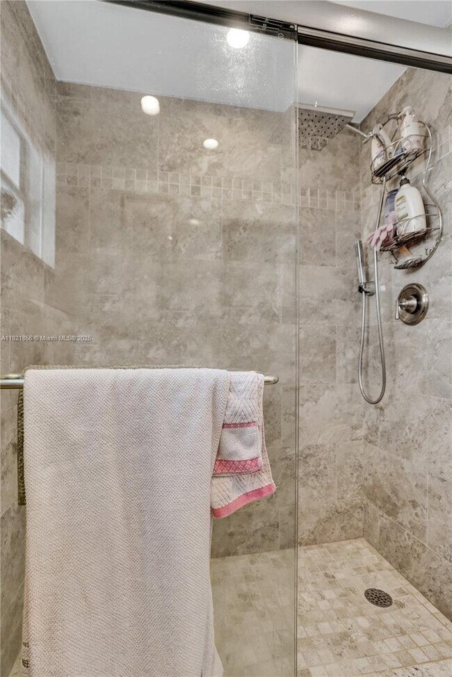 Building Photo - 330 SE 2nd St