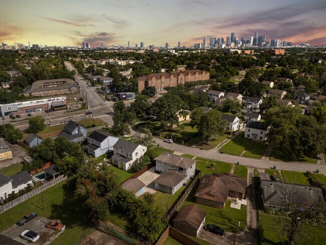 Building Photo - 3818 Southmore Blvd