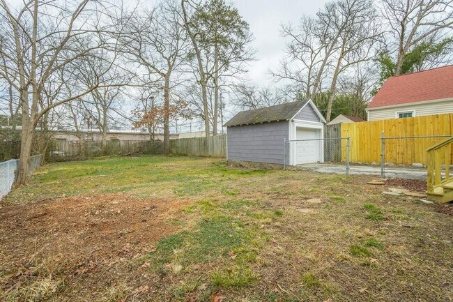 Building Photo - Three Bedroom One Bathroom House For Rent
