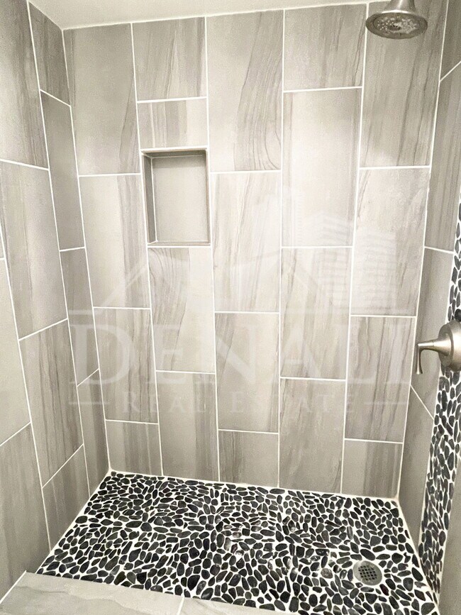 Building Photo - 822 S Langley Ave