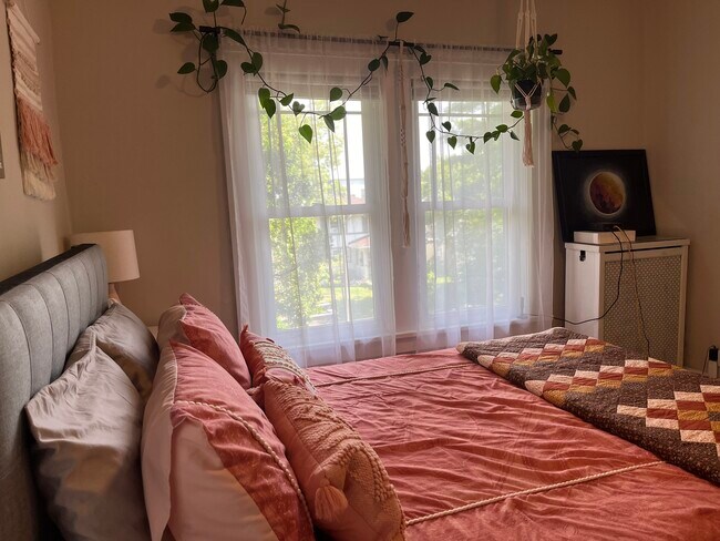 Building Photo - 4732 Harriet Ave