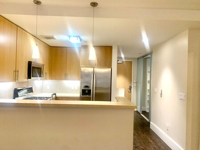 Building Photo - Spacious Centrally Located 1 bed + Den/ 1....