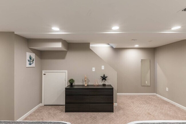 Building Photo - 3277 Montrose Ave