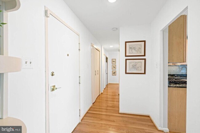Building Photo - 4720 Chevy Chase Dr