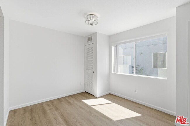 Building Photo - 1002 N Edgemont St