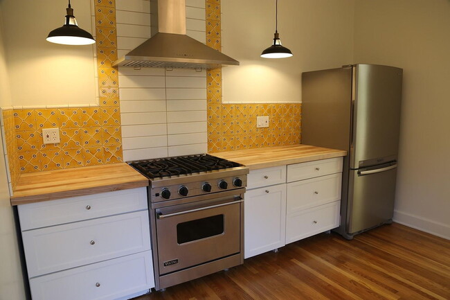 Building Photo - Charming 3-Bedroom Haven in Santa Barbara's Heart with Spacious Living!