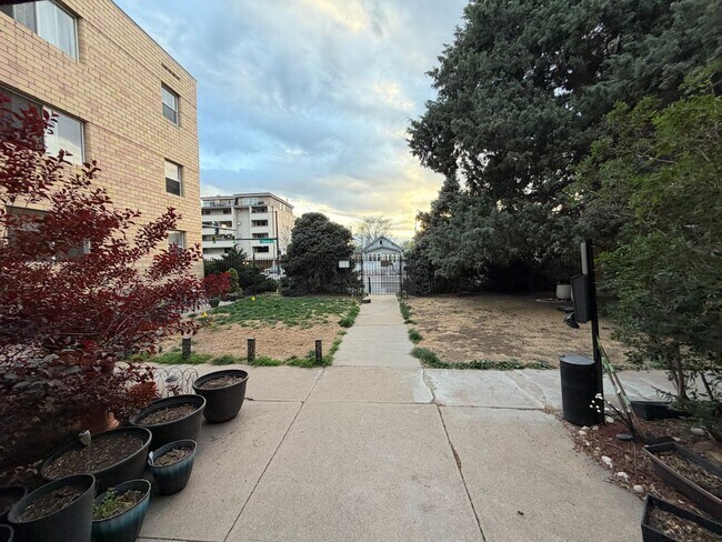 Building Photo - Turnkey Top-Floor Living in Gated Community Near City Park, Dining & Hospitals