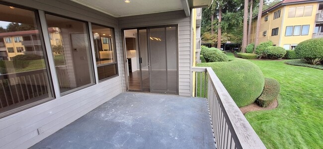 Building Photo - Luxurious 2-Bed, 2-Bath Condo with Spectacular Views and Designer Upgrades in Kirkland!!