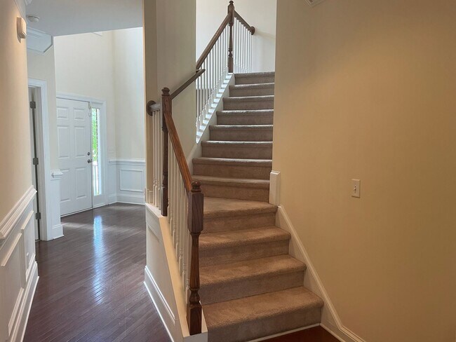 Building Photo - Outstanding Five Bedroom Three Full Bathro...