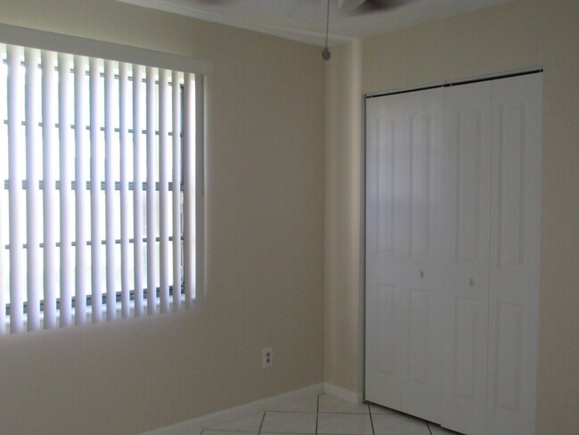 Building Photo - 1065 Manor Dr