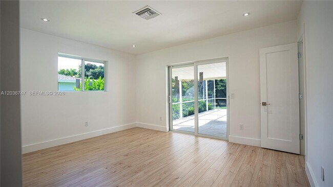 Building Photo - 15340 SW 85th Ave