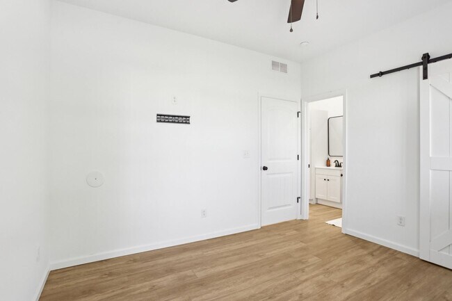 Building Photo - 1605 Parkview Dr