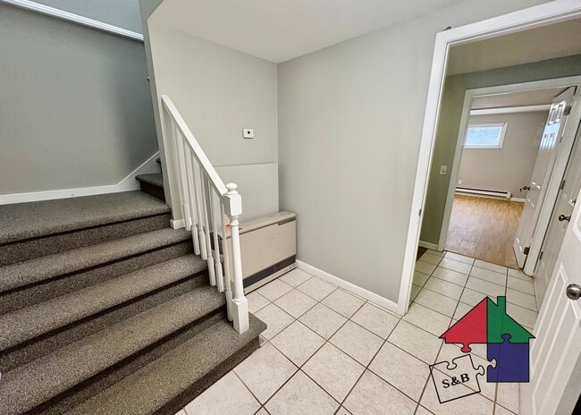 Building Photo - Modern 3 Bedroom 2.5 Bathroom Shelburne Apartment!