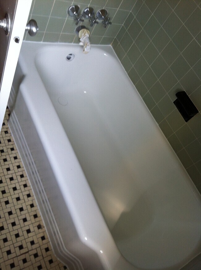 Building Photo - Spacious Studio Apartment in Cleveland Park