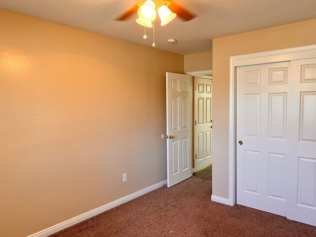Building Photo - Northwest Bakersfield