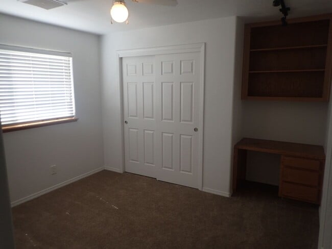 Building Photo - 4 Bedroom 2 bath with admirable amount of ...