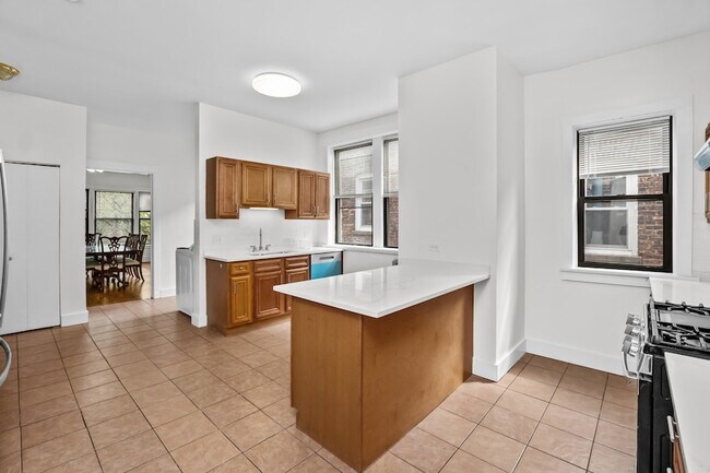 Building Photo - 1347 E Hyde Park Blvd