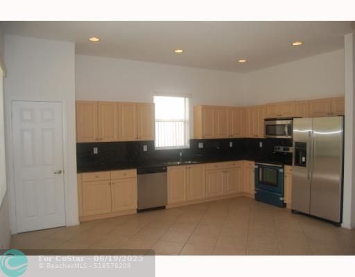 Building Photo - 7953 NW 70th Ave