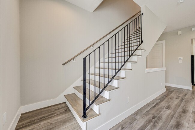 Building Photo - 1302 W 24th St