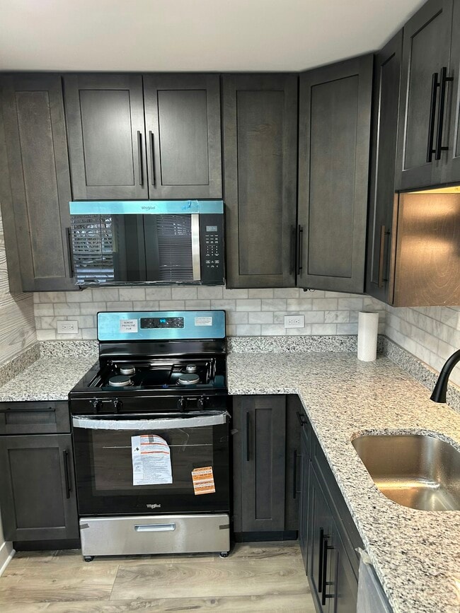 Building Photo - 921 Stratford Ln