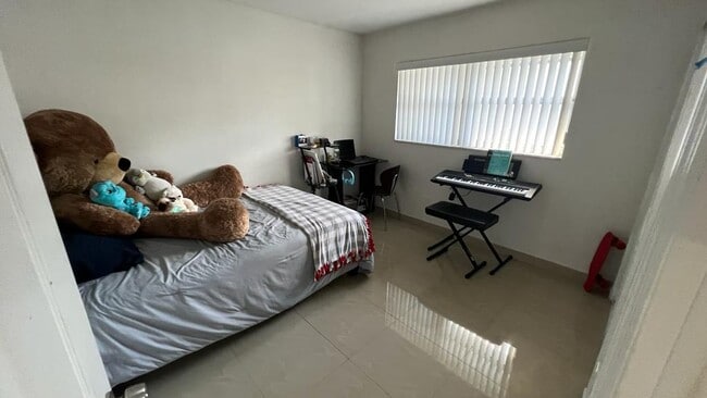 Building Photo - 15205 NE 6th Ave