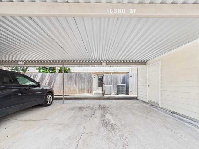 Building Photo - 10380 Briar Forest Dr