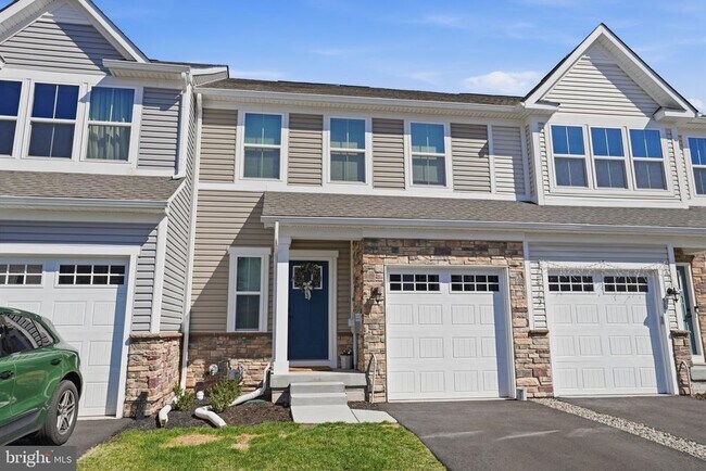 Building Photo - 60 Pratt Ln