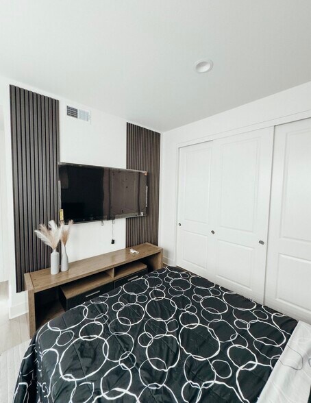 65in smart TV - 2415 Calle Grandon