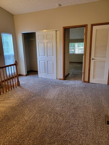Building Photo - 701 Village Dr