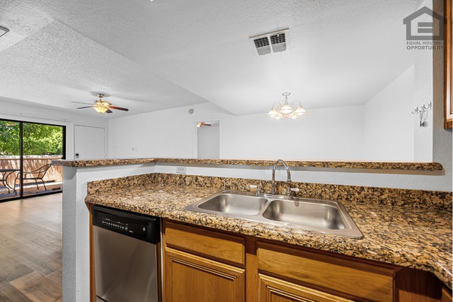 Building Photo - 2Bed/2Bath Condo at Thunderbird Rd/59th Ave! Ready for Immediate Move-In!
