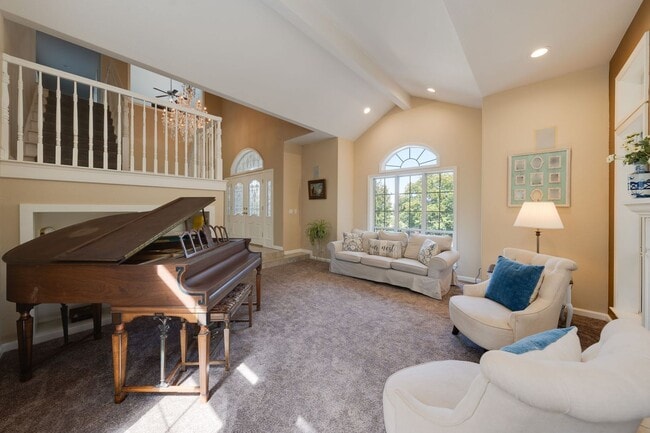 Building Photo - Luxury 4BR Home with Pool & Outdoor Kitche...