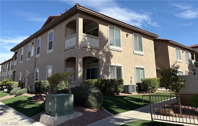 Building Photo - 2305 W Horizon Ridge Pkwy