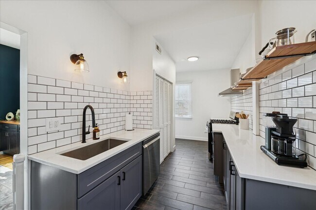 Building Photo - 3024 N Sawyer Ave