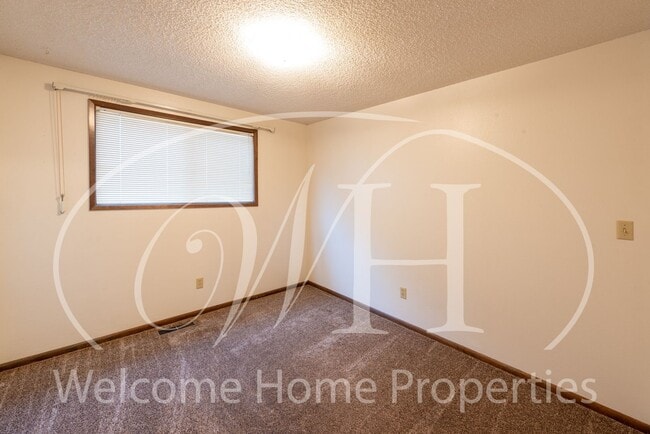 Building Photo - Great 2 Bedroom Condo with Storage and Out...