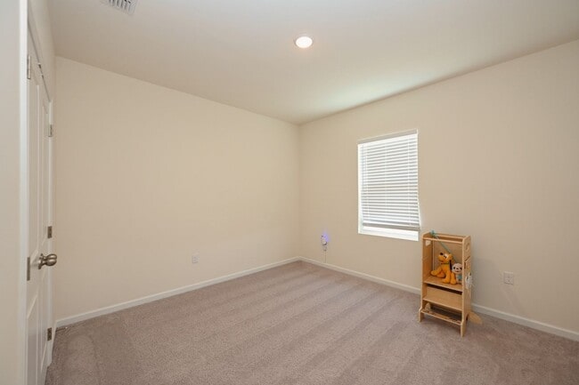 Building Photo - **RARE FIND: LIKE NEW, ONE-OWNER, 5-BED, 3-BATH HOME BUILT IN 2025 IN A NEIGHBORHOOD WITH RESORT-...