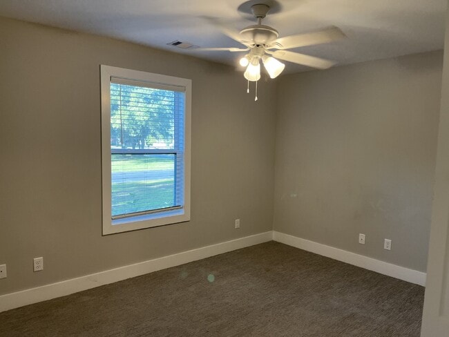 Building Photo - **Coming Soon** Stunning 3 bed, 2 bath in ...
