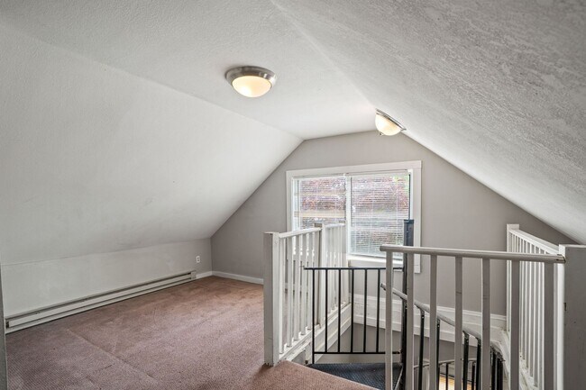 Building Photo - 2118 E Linnwood Ave