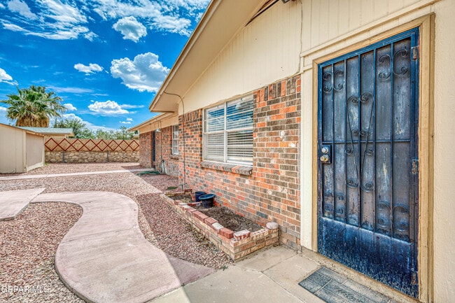 Building Photo - 3008 Gaston Dr