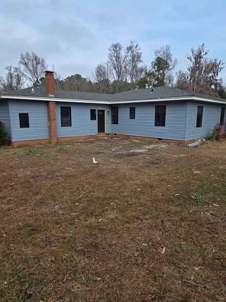 Building Photo - 365 W Pine St