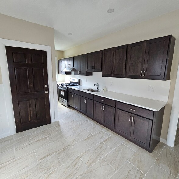 Primary Photo - 70 Weston St