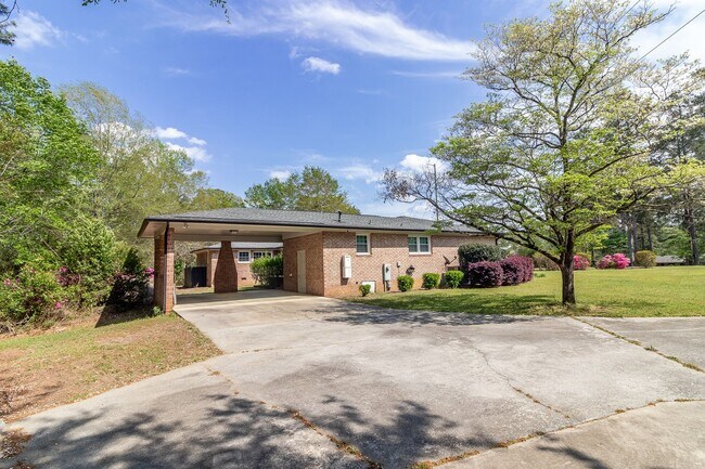 Building Photo - Beautiful and Updated 5 Bedroom Home