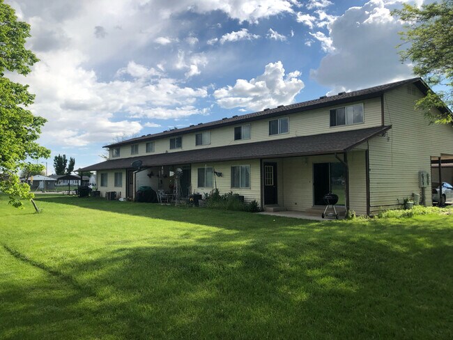 Building Photo - 672 W 700 S