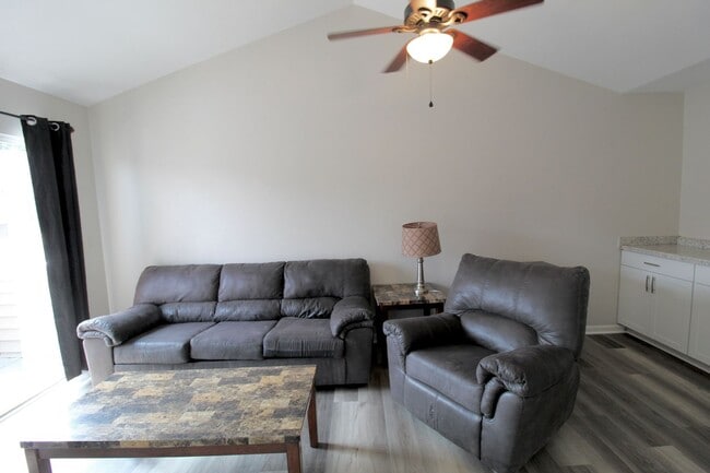 Building Photo - 1420 Bradley Dr