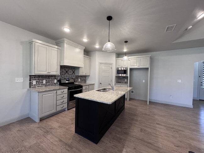 Building Photo - Stunning 4-Bed Home with Cozy Fireplace!