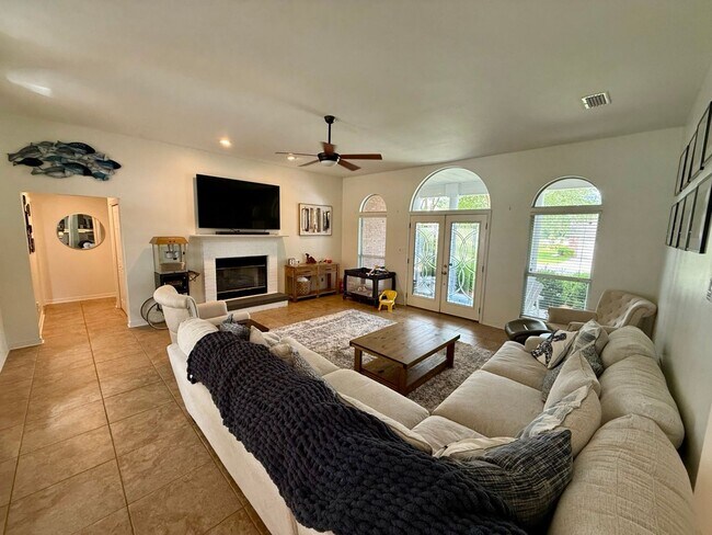 Building Photo - Stunning Bluewater Bay Home in Parkwood Estates!