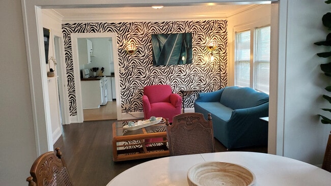 Building Photo - 1916 N Oliver Ave