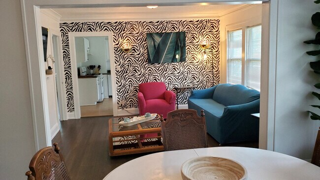 Primary Photo - 1916 N Oliver Ave